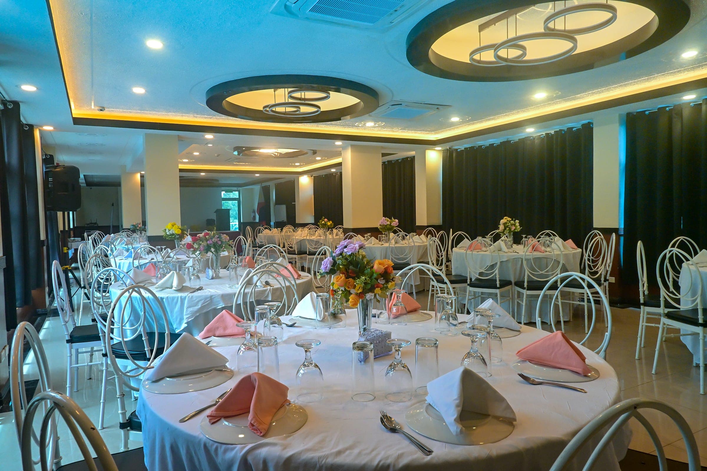 Banquet tables in the function area