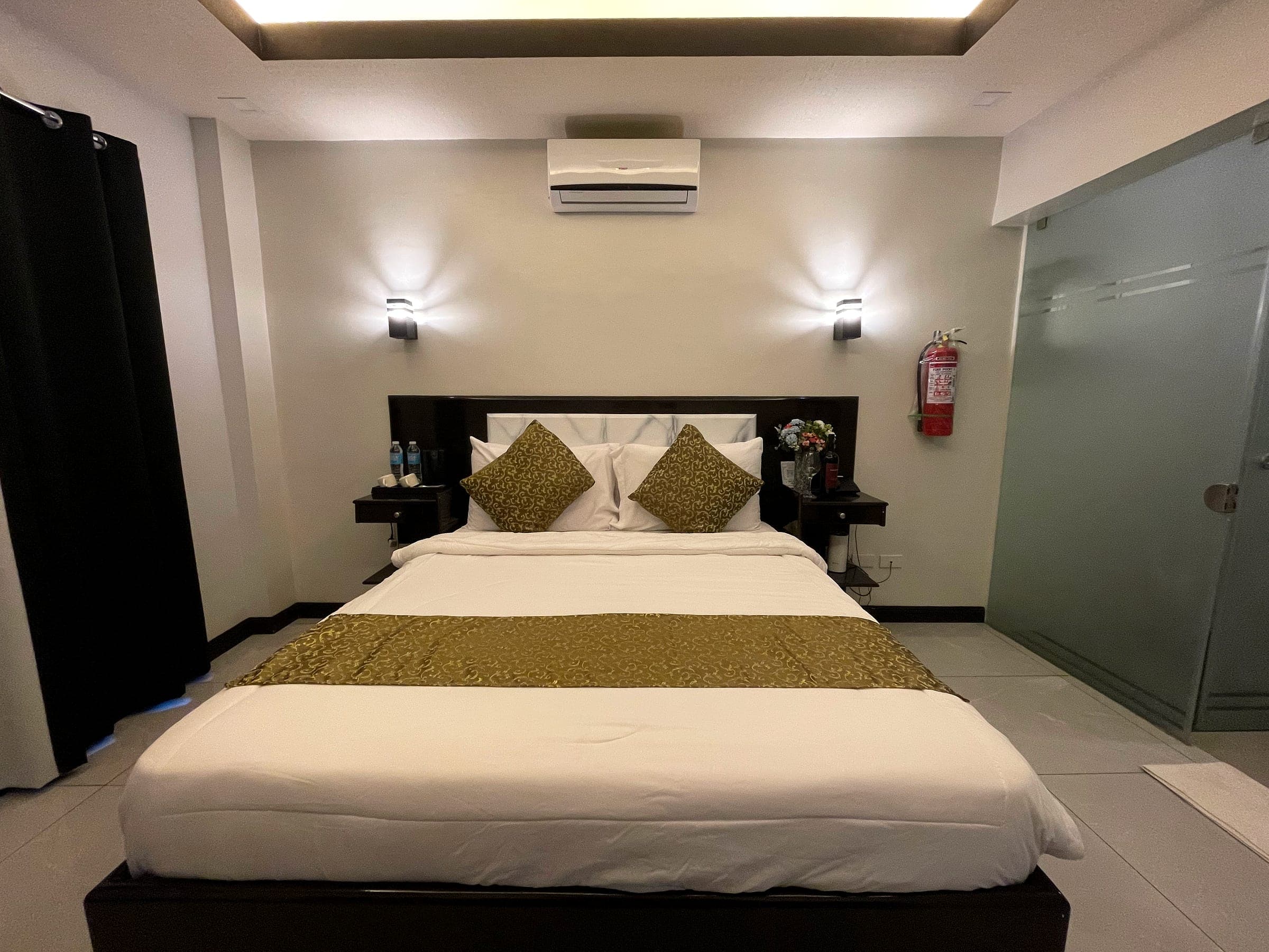 JV Deluxe Room, photograph 1 of 5